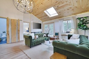 4 chambres, bureau, fer et planche à repasser, lit parapluie