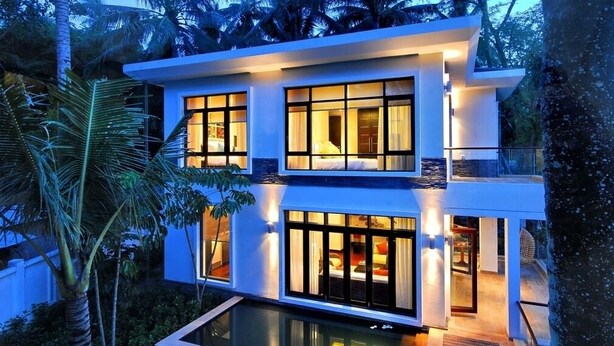 A modern two-story house with a swimming pool, large windows, and a balcony. - Gardenia Pool Villa - 2 Bedroom (Ko Samui)