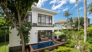 A modern two-story house with a swimming pool, surrounded by lush greenery and palm trees. - Gardenia Pool Villa - 2 Bedroom (Ko Samui)