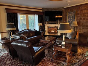 Smart TV, fireplace, video games, DVD player - Elegant Vacation Home in picturesque Jackson NH perfect for reunions, gatherings (Jackson)