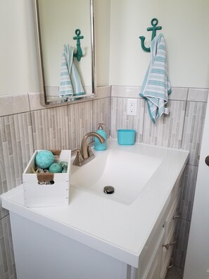 Combined shower/bathtub, hair dryer, soap, toilet paper