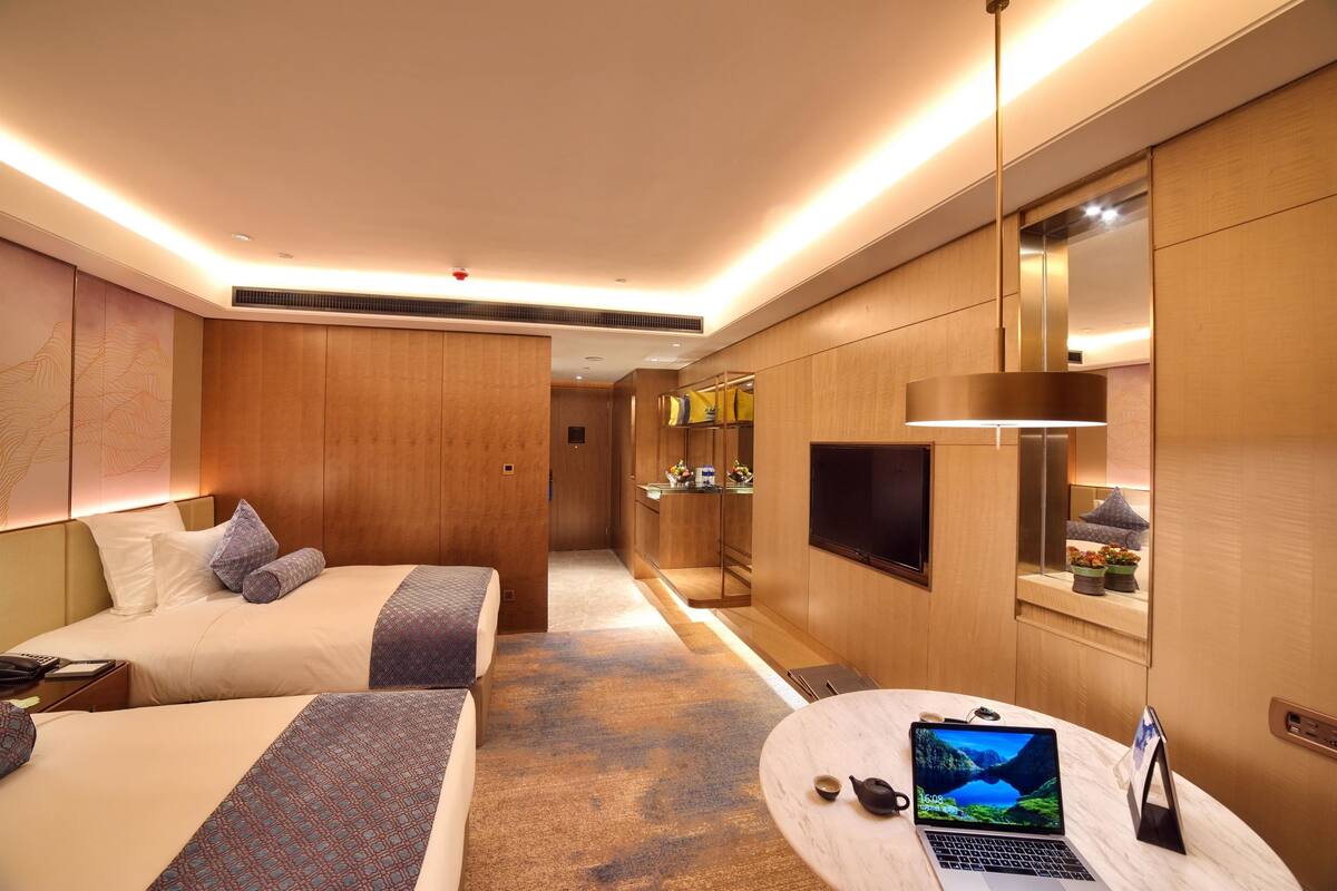 Executive Room, 1 Single Bed, Smoking | Pillow-top beds, free minibar items, in-room safe, blackout curtains