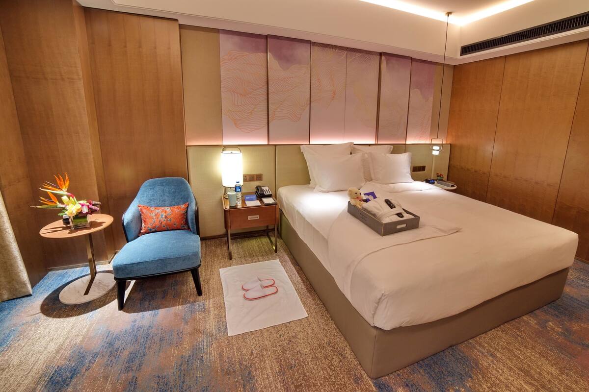 Superior Room, 1 King Bed, Smoking | Pillow-top beds, free minibar items, in-room safe, blackout curtains