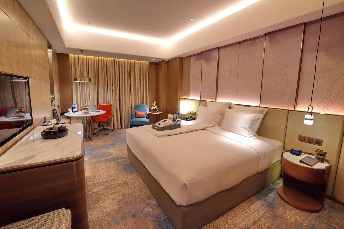 Executive Room, 1 King Bed, Smoking | Pillow-top beds, free minibar items, in-room safe, blackout curtains