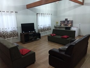 TV, DVD player, biblioteca musical, videoteca