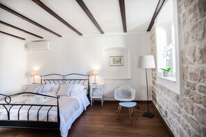 3 habitaciones, caja de seguridad en la habitación y escritorio 