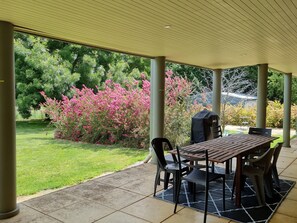 Outdoor dining - Lovely "Orangewood" country home: Pool, Views, Toyroom, Fireplaces, 6bdrm (Forest Reefs)