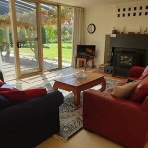 Smart-TV, Kamin, DVD-Player, Tischfußball