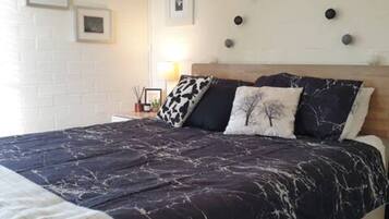6 bedrooms, desk, iron/ironing board, WiFi (free)
