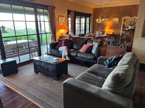 Smart-TV, Kamin, DVD-Player, Bücher