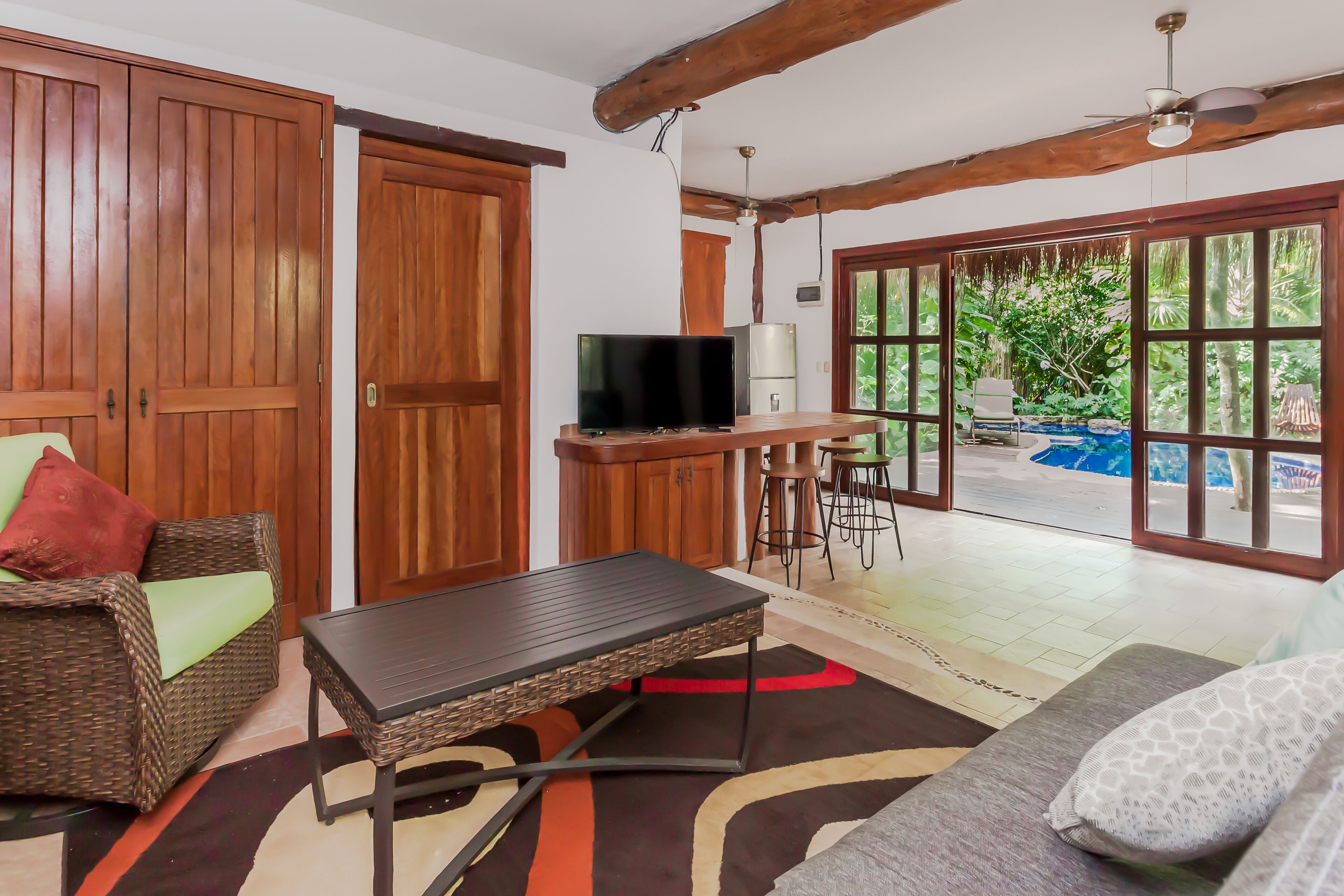  Luxury villa with pool and jacuzzi