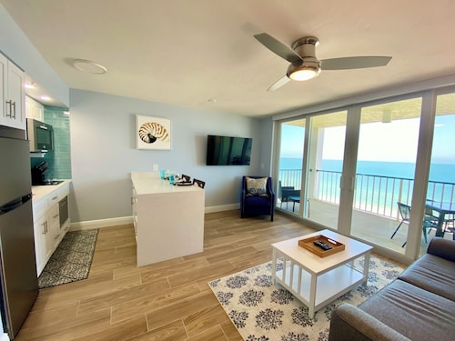 🐬 Beachfront Newly Remodeled Apollo Condo on 9th Floor with great Ocean Views!