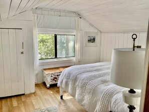 3 bedrooms, iron/ironing board, travel cot, free WiFi