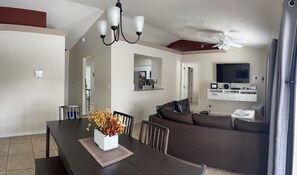 Smart TV, fireplace, DVD player, table football - Cozy 4 bedroom 2 bathroom Pool Home with game room Close to all the parks. (Clermont)