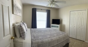 4 bedrooms, iron/ironing board, travel cot, free WiFi - Cozy 4 bedroom 2 bathroom Pool Home with game room Close to all the parks. (Clermont)