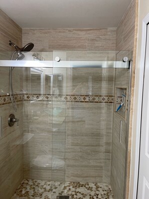 Combined shower/bathtub, hair dryer, towels, soap - Cozy 4 bedroom 2 bathroom Pool Home with game room Close to all the parks. (Clermont)