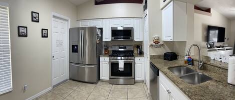 Frigorífico, microondas, horno y placa de cocina