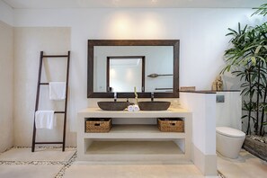 Bathtub, hair dryer, towels, shampoo - Redesigned Villa Amba Laba | 4 min to Seminyak Beach (Seminyak)