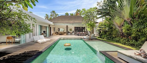 Piscine extérieure, chaises longues