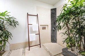 Badewanne, Haartrockner, Handtücher, Shampoo