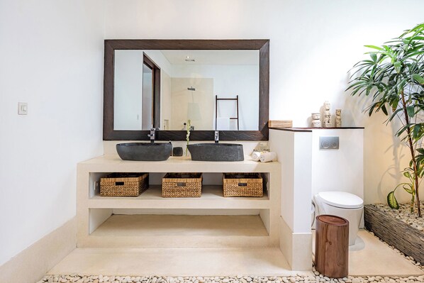 Badewanne, Haartrockner, Handtücher, Shampoo