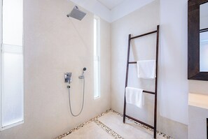Bathtub, hair dryer, towels, shampoo - Redesigned Villa Amba Laba | 4 min to Seminyak Beach (Seminyak)