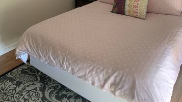 2 bedrooms, iron/ironing board, travel cot, free WiFi