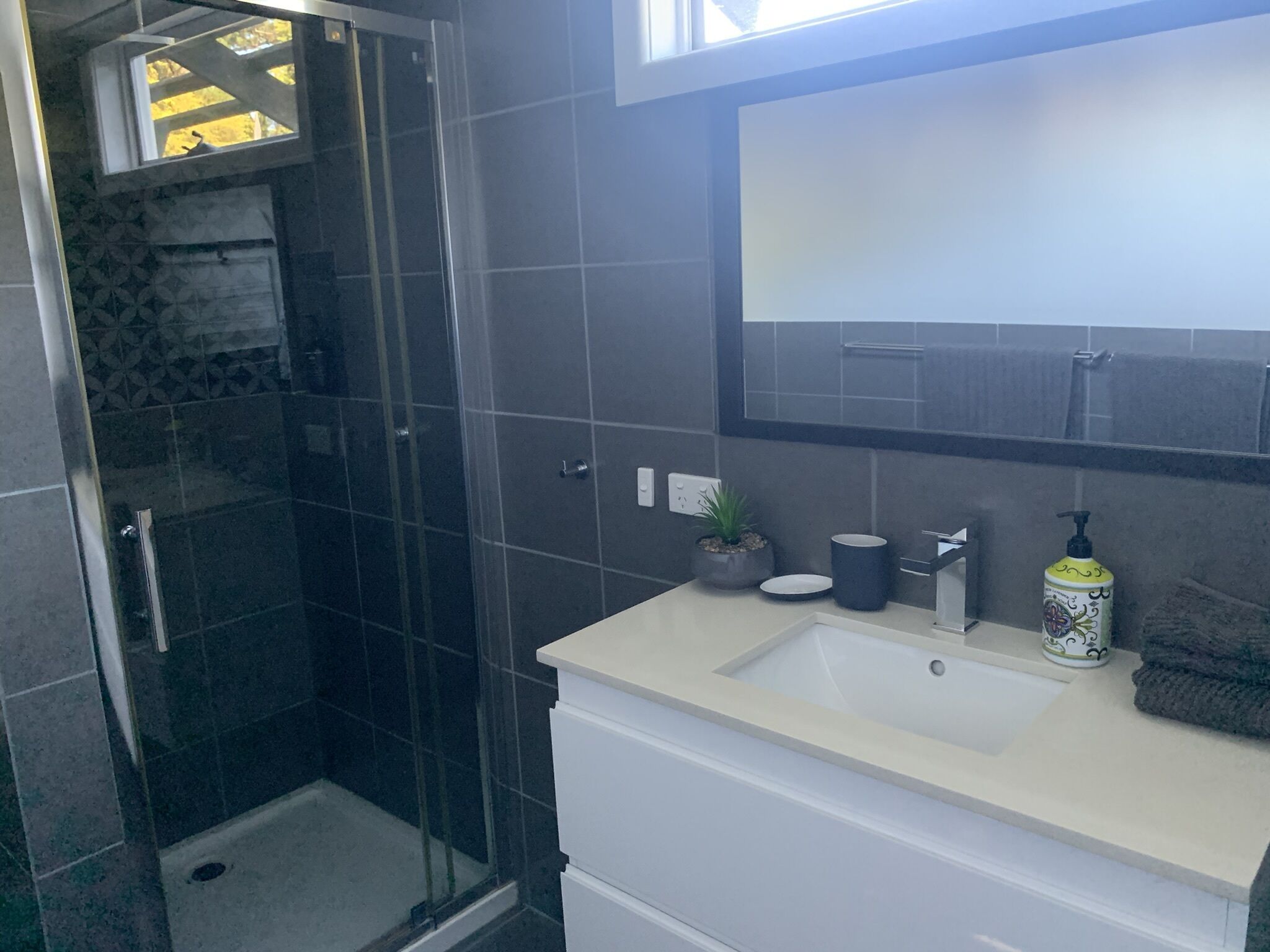 Douche, sèche-cheveux, serviettes fournies, savon