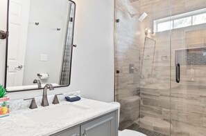 Ensemble baignoire-douche, serviettes fournies