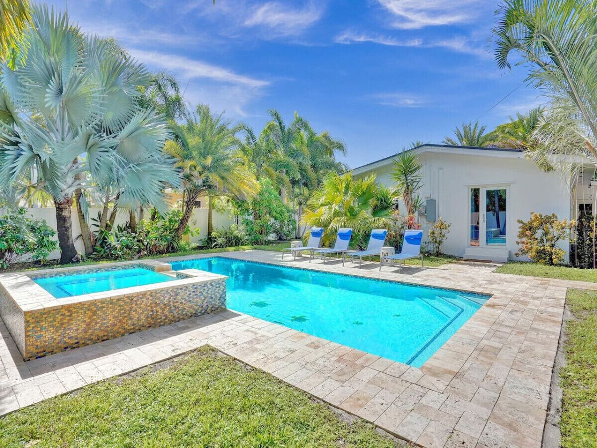 Lush and quiet oasis for 7, pool, close to beach