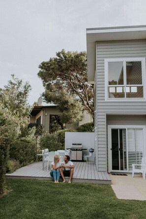 Outdoor dining - Cliff Beach House, luxury Yallingup accommodation in secluded private estate (Yallingup)