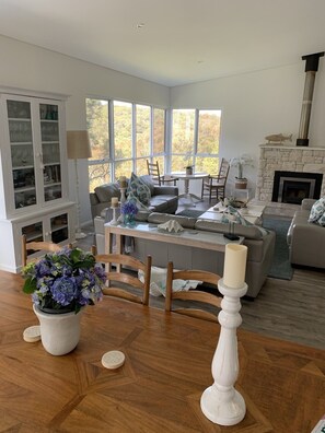 智能电视、壁炉、电子游戏、DVD 播放器