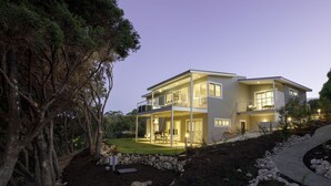 A modern two-story house with a balcony and a covered patio area. - Cliff Beach House, luxury Yallingup accommodation in secluded private estate (Yallingup)