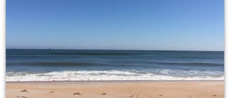Beach nearby, sun loungers, beach towels