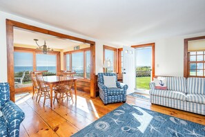 TV connectée, cheminée, livres, chaîne hi-fi