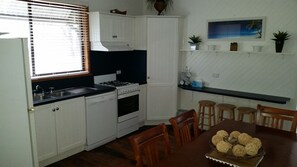 Geladeira grande, micro-ondas, fogão, cooktop