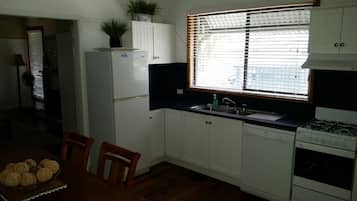 Täysikokoinen jääkaappi, mikroaaltouuni, uuni, liesi