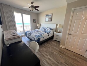3 bedrooms, desk, iron/ironing board, WiFi - Corner 1st Floor, largest two bdrm with Bunk Room and Huge balcony, New Furn. (Panama City Beach)