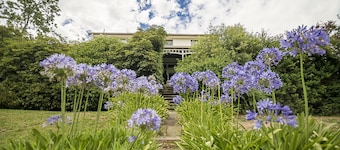 Pool days, long lunches and space for everyone – ideal for families & friends.