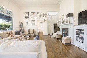 Smart-TV, peis, DVD-spiller og bøker