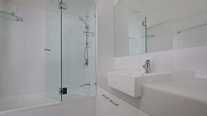 Combined shower/tub, towels