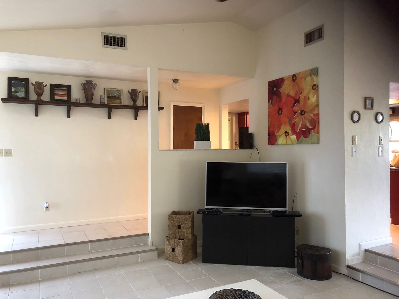 Large, Clean And Comfortable House. Centrally Located Near Shops And Downtown. 