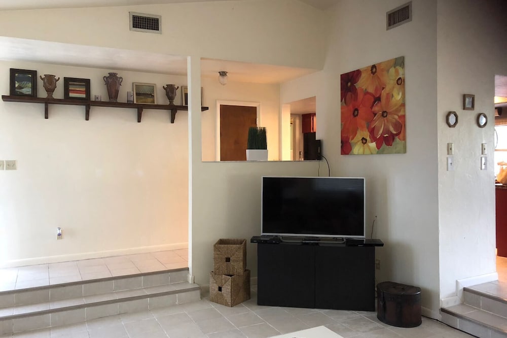 Large, Clean And Comfortable House. Centrally Located Near Shops And Downtown.
