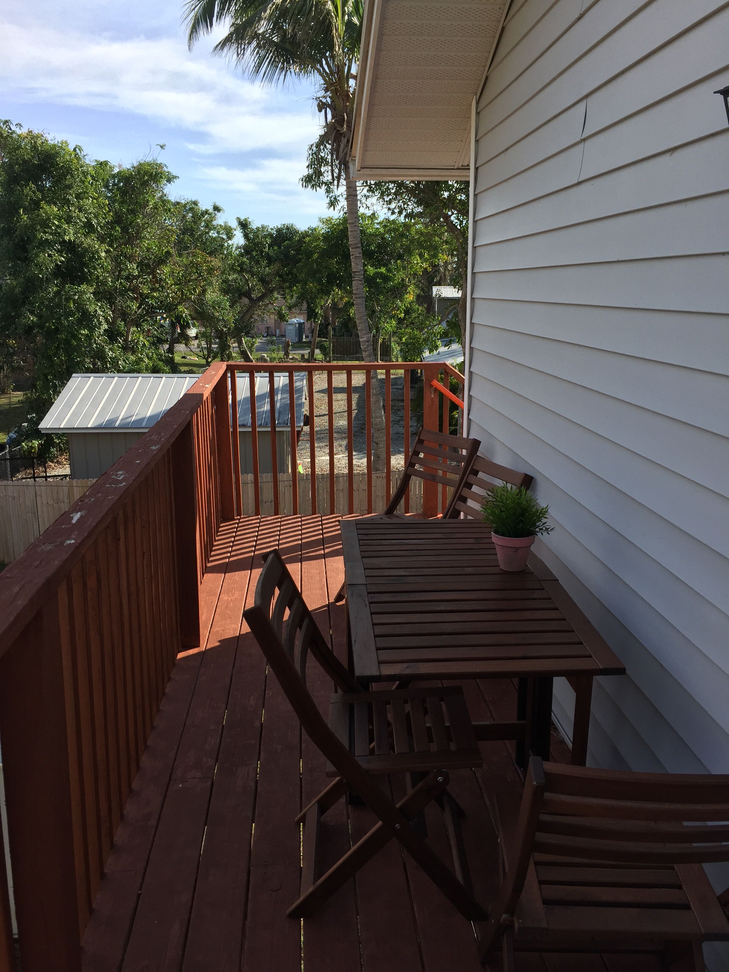 Large, Clean And Comfortable House. Centrally Located Near Shops And Downtown. 