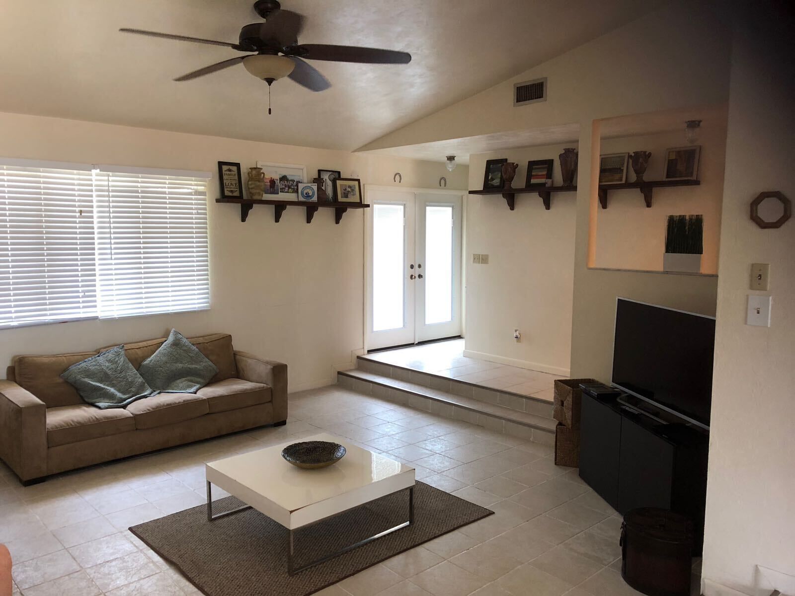 Large, Clean And Comfortable House. Centrally Located Near Shops And Downtown. 