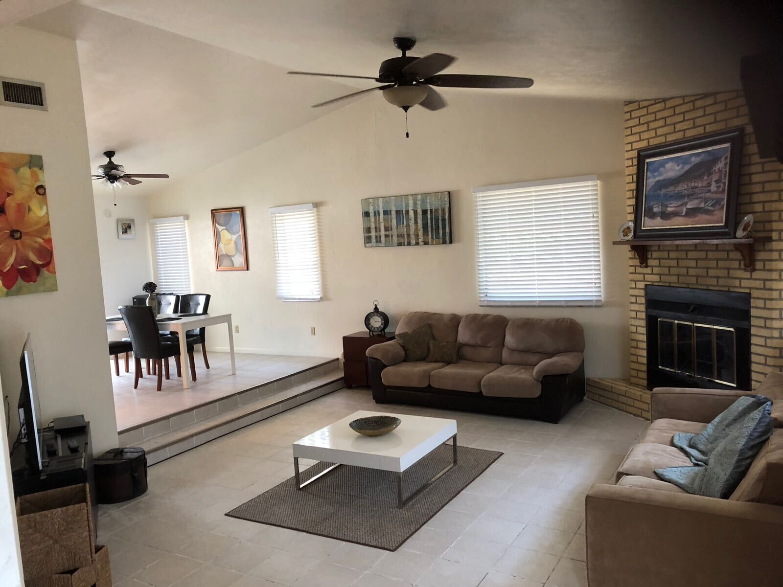 Large, Clean And Comfortable House. Centrally Located Near Shops And Downtown. 