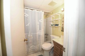 Ein Badezimmer mit Toilette, Waschbecken und Dusche.
