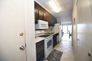 Jääkaappi, mikroaaltouuni, uuni, liesi