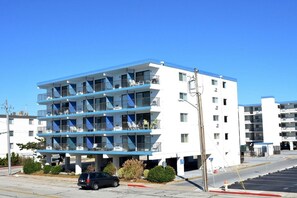 Exterior - Simple, care-free 1-bedroom condo with WiFi, partial ocean and bay views, and an outdoor pool located uptown and only a half a block to the beach! (Ocean City)