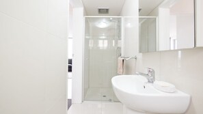 Suihku, ilmaiset hygieniatuotteet, pyyhkeet